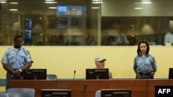 Ông Ratko Mladic ra tòa án La Haye hôm 4/7/11