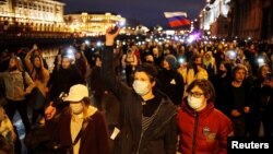 Người biểu tình tuần hành ủng hộ chính khách đối lập Alexei Navalny ở Saint Petersburg, Nga, ngày 21/4/2021. Ông Navalny đang tuyệt thực trong tù. REUTERS/Anton Vaganov
