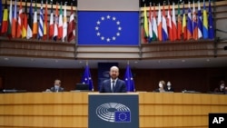Chủ tịch Hội đồng Châu Âu Charles Michel đọc diễn văn tại phiên họp khoáng đại các nhà lập pháp EU bàn về lễ nhậm chức tân Tổng thống Mỹ và tình hình chính trị hiện nay tại Quốc Hội Châu Âu ở Bruxelles, thứ Tư 20/1/2021. (AP Photo/Francisco Seco, Pool)
