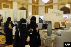 سعودی خواتین عبایا میں ملبوس فائل فوٹو