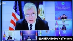 Thứ trưởng Ngoại giao Hoa Kỳ Stephen Biegun và các đối tác hạ nguồn sông Mekong phát biểu trực tuyến tại hội nghị cấp bộ trưởng đầu tiên hôm 11-09-2020. Photo Twitter ASEAN 2020 Vietnam.