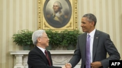 Tổng bí thư Việt Nam Nguyễn Phú Trọng bắt tay Tổng thống Barack Obama tại Nhà Trắng ở Washington trong chuyến thăm Mỹ vào tháng 7 năm 2015. Ông Trọng trở thành nhà lãnh đạo Đảng Cộng sản đầu tiên được đón tiếp tại Phòng Bầu dục.