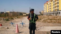 Tư liệu: Cảnh sát Trung Quốc canh gác con đường dẫn tới trại gọi là 'trại huấn nghiệp' ở vùng Yining thuộc Khu Tự trị Tân Cương. Ảnh chụp ngày 4/9/2018. 
