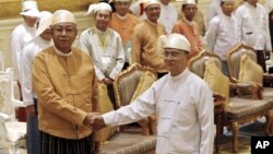 Tân Tổng thống Htin Kyaw lên thay cho ông Thein Sein trong lễ tuyên thế nhậm chức tại thủ đô Naypidaw, ngày 30/3/2016.