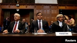 پاکستان کے اٹارنی جنرل انور منصور خان، وزارت خارجہ کے ترجمان محمد فیصل اور کوئنز کاؤنسل خاور قریشی عالمی عدالت انصاف میں سماعت کے دوران (فائل فوٹو)