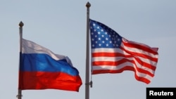 Quốc kỳ Nga và Hoa Kỳ