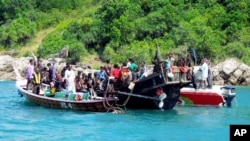 Thuyền chở 73 người Rohingya tị nạn bị chặn lại ở Phuket, miền nam Thái Lan, ngày 1/1/2013.