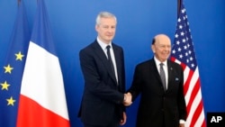 Bộ trưởng Tài chánh Pháp Bruno Le Maire, trái, đón tiếp BTTM Mỹ Wilbur Ross trước cuộc hội đàm tại Bộ Kinh tế Pháp ở Paris, ngày 31/5/2018. 