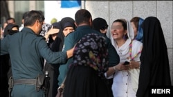ایران میں گشتِ ارشاد ’نامناسب‘ حجاب پہننے والی خواتین کو حراست میں لے کر تھانے یا اصلاحی مرکز منتقل کردیتی ہے۔