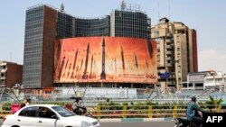 تہران کی ایک شاہرہ پر نصب بل بورڈ میں درجنوں میزائلوں کو پرواز کرتے ہوئے دکھایا گیا ہے، جس کے نیچے عربی میں لکھا ہے کہ وعدہ پورا ہوا اور فارسی میں درج ہے کہ اسرائیل مکڑی کے جالے سے بھی زیادہ کمزور ہے۔ 15 اپرہل 2024