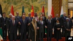 بیجنگ میں عرب ملکوں اور انڈو نیشیا کے وزرائے خارجہ چین کے وزیر خاارجہ کے ساتھ غزہ نگ رکوانے کی کوششوں کے دوران، فوٹو اے پی20 نومبر 2023 