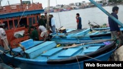 Chiếc tàu chở thi thể nạn nhân bị bắn chết ở biển Đông cập cảng Sa Kỳ ở Quảng Ngãi. (Ảnh chụp từ trang petrotimes).