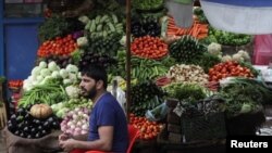 وزارتِ خزانہ کے دستیاب اعداد و شمار کے مطابق گزشتہ کچھ ماہ سے ضروری غذائی اشیا ٹماٹر، پیاز، مرغی، انڈے، چینی اور گندم کی قیمتوں میں مسلسل اضافہ دیکھنے میں آرہا ہے۔