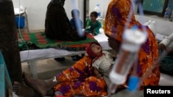 Một phu nữ Pakistan đang chăm sóc cho con trai tại một bệnh viện ở Mithi, ngày 12/3/2014. Rất nhiều trẻ sơ sinh vùng này đã thiệt mạng vì nạn hạn hán dữ dội tại đây.
