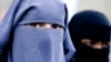 مردان: سرکاری فنڈ سے طالبات میں برقعے تقسیم