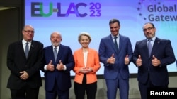 Chủ tịch Ngân hàng Phát triển Liên Mỹ, Ilan Goldfajn, Tổng thống Brazil Lula da Silva, Chủ tịch EC Ursula von der Leyen, Thủ tướng Tây Ban Nha Pedro Sanchez và Chủ tịch CAF-Ngân hàng Phát triển châu Mỹ Latinh, Sergio Diaz-Granados, tại hội nghị CELAC ở Brussels ngày 17/7/2023.