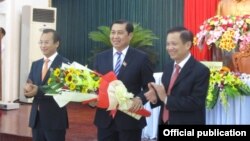 Ông Nguyễn Xuân Anh (trái), ông Huỳnh Đức Thơ (giữa) và nguyên bí thư Đà Nẵng Trần Thọ (phải) tại kỳ họp HĐND (Ảnh chụp từ báo Người Lao động)