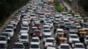 Ấn Độ thử nghiệm biện pháp lái xe luân phiên theo số chẵn lẻ trên đường phố
