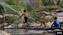 Ngư dân thả lưới bắt cá gần Don Sahong nơi mà chính phủ Lào đang có kế hoạch xây dựng một đập nước với kinh phí 600 triệu đôla.