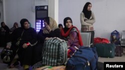 جمعرات کو سمجھوتہ ایکسپریس کے ذریعے بھارت جانے والے ایک خاندان کے افراد لاہور کے ریلوے اسٹیشن پر پریشان بیٹھے ہیں۔