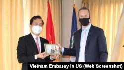 Đại sứ Việt Nam tại Mỹ Hà Kim Ngọc và CEO của Cơ quan Tài chính Phát triển Quốc tế Mỹ (DFC) Adam Boehler tại trụ sở Đại sứ quán Việt Nam ở Washington DC hôm 2/6. (Ảnh chụp màn hình ĐSQ Việt Nam tại Mỹ)
