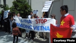 Biểu tình trước Tổng Lãnh sự quán Trung Quốc ngày 17-5-2014. Ngườ Việt luôn quan ngại sự gia tăng ảnh hưởng của Trung Quốc để lấn chiếm biển Đông. (ảnh Bùi Văn Phú)