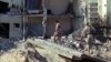 Binh sĩ Mỹ và Ả Rập Xê Út đi trên đống đổ nát của khu chung cư 8 tầng Tháp Khobar gần thành phố Dharan bị đánh bom vào ngày 25 tháng 6 năm 1996 làm 16 binh sĩ không quân Mỹ thiệt mạng và hàng trăm người khác bị thương.
