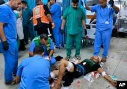 غزہ کے مضافات میں جبالیہ کے علاقے میں اسرائیلی بمباری کے بعد ایک زخمی کا علاج کیاجارہا ہے ، فوٹﷺ اے پی ، 2 نومبر 2023