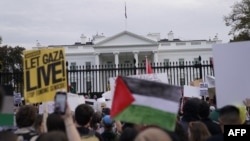 واشنگٹن ڈی سی میں مظاہرے کے شرکا نے وائٹ ہاوس کے سامنے جمع ہو کر غزہ میں فوری جنگ بندی کا مطالبہ کیا۔ 4 نومبر 2023 فوٹو اے ایف پی 