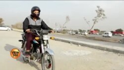 موٹر سائیکل چلانے والی خواتین کو 'منفی رویوں' کا سامنا