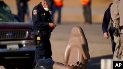 Cảnh sát xem xét hiện trường vụ đâm xe chết chóc ở Holtville, California, 2/3/2021.