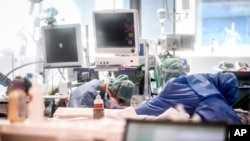 Nhân viên y tế làm việc trong phòng chăm sóc đặc biệt tại Bệnh viện Brescia, Ý, ngày 19/3/2020. Ý trở thành nước có nhiều người chết vì Covid-19 nhất với 3,405 ca tử vong. 