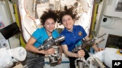 دو امریکی خلاباز خواتین کرسٹینا کاچ اور جیسیکا میر، بین الاقوامی خلائی اسٹیشن میں۔ دونوں نے خلائی اسٹیشن سے باہر نکل کر خلا میں کام کرنے کی نئی تاریخ رقم کی ہے۔ 18 اکتوبر 2019