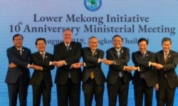 Ngoại trưởng Hoa Kỳ Mike Pompeo (thứ ba từ trái), Ngoại trưởng Việt Nam Phạm Bình Minh (thứ hai từ phải) tại Hội nghị cấp Bộ trưởng ở Bangkok, Thái Lan hôm 1/8/2019 trong dịp kỷ niệm 10 năm Sáng kiến Hạ lưu Mekong. [nguồn: US Embassy in Vietnam]