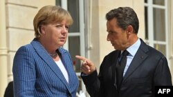 Hai nhà lãnh đạo Đức và Pháp gặp nhau tại Paris để thảo luận về cuộc khủng hoảng nợ nần tràn lan trong 17 quốc gia sử dụng đồng euro