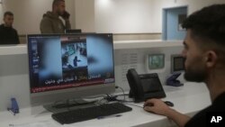 Một nhân viên tại Bệnh viện Ibn Sina chiếu bản tin có đoạn phim camera an ninh cho thấy cuộc đột kích của quân đội Israel vào thị trấn Jenin ở Bờ Tây, vào ngày 30/1/2024.