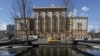 Đại sứ quán Mỹ nói bị buộc cắt giảm các dịch vụ lãnh sự ở Moscow