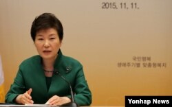 Vụ án này dựa trên một bài báo mà ký giả Kato viết hồi năm ngoái về tin đồn cho rằng Tổng thống Park Guen Hye đã vắng mặt 7 giờ đồng hồ khi xảy ra thảm hoạ phà Sewol vì bà 'bận tằng tịu' với một viên phụ tá có vợ.