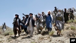 طالبان کے رہا ہونے والے قیدیوں میں صوبے کنڑ اور نمروز کے دو سابق صوبائی گورنرز بھی شامل ہیں۔ (فائل فوٹو)