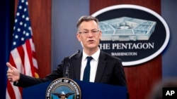 Thứ trưởng Bộ Quốc phòng Mỹ đặc trách Chính sách Colin Kahl phát biểu trong cuộc họp báo tại Lầu Năm Góc ở Washington, ngày 7 tháng 7 năm 2023.