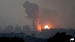 Lửa và khói bốc lên sau cuộc không kích của Israel ở Dải Gaza, nhìn từ miền nam Israel, ngày 28 tháng 10 năm 2023.