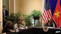 Phó Tổng thống Mỹ Kamala Harris gặp mặt các đại diện xã hội dân sự ở Việt Nam trong chuyến thăm Hà Nội hôm 26/8. Tình hình nhân quyền của Việt Nam thậm chí trở nên tồi tệ hơn sau chuyến thăm của phó tổng thống Mỹ.