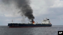 Tàu chở dầu Marlin Luanda của Anh bốc cháy sau một cuộc tấn công của phiến quân Houthi ở Vịnh Aden. Ảnh do Hải quân Ấn Độ cung cấp vào ngày 27/1/2024