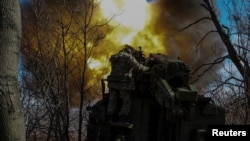 Chiến sĩ Ukraine bắn pháo tự hành về phía quân Nga ở thành phố Bakhmut.