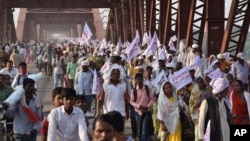 Những người hành hương theo đạo Hindu mang theo cờ tôn giáo đi trên một cây cầu đông đúc sau khi một vụ giẫm đạp trên cầu xảy ra ở ngoại ô Thành phố Varanasi, Ấn Độ, ngày 15 tháng 10 năm 2016.