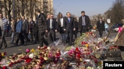 Tổng thư ký LHQ Ban Ki-moon đến thăm đài tưởng niệm các nạn nhân thiệt mạng trong các cuộc biểu tình ở Kiev.