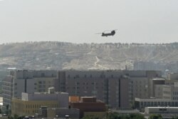 کابل میں امریکی سفارت خانے سے فوجی ہیلی کاپٹروں کی مدد سے سفارتی عملے کے محفوظ مقام پر لے جایا جا رہا ہے۔