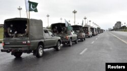 وزیرِ اعظم عمران خان نے کہا ہے کہ ایس او پیز پر عمل درآمد کے لیے فوج قانون نافذ کرنے والے اداروں کے ساتھ سڑکوں پر نکلے گی۔ (فائل فوٹو)