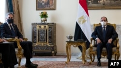 Ngoại trưởng Mỹ Antony Blinken (trái) gặp Tổng thống Ai Cập Abdel Fattah al-Sissi tại Phủ Tổng thống Heliopolis ngày 26/5/2021. (Photo by Alex Brandon / POOL / AFP)