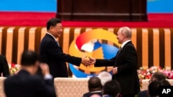 Tổng thống Nga Vladimir Putin (phải) bắt tay Chủ tịch Trung Quốc Tập Cận Bình tại Diễn đàn Vành đai và Con đường ở Đại lễ đường Nhân dân ở Bắc Kinh hôm 18/10/2023.